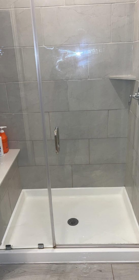 The same shower screen cleaned until it is completely clear